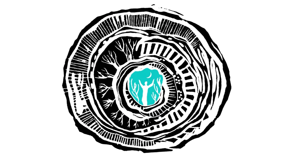 Een labyrintachtige illustratie die doet denken aan jaarringen, met in het midden een menselijke figuur onder een maansikkel, omringd door bomen. De illustratie symboliseert de verbinding tussen mens en natuur.